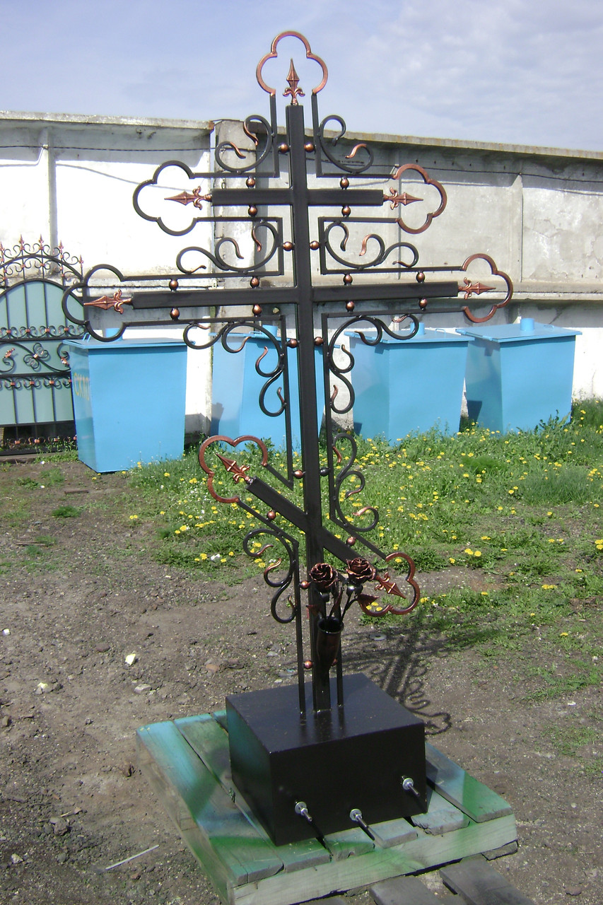 Крест на могилу из металла фото с кладбища
