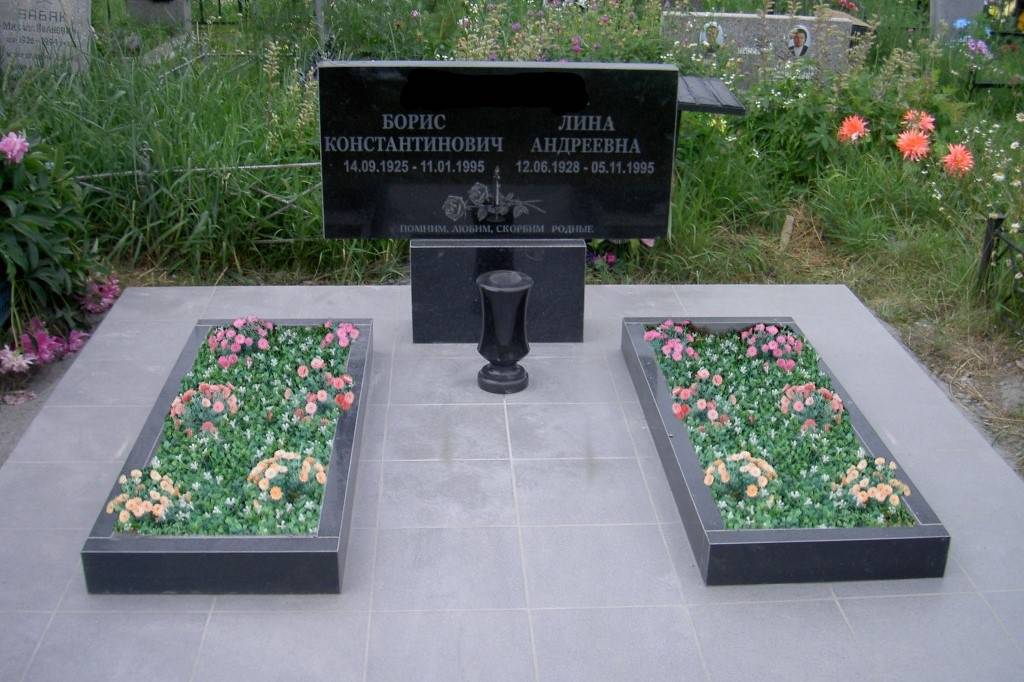 Памятник с двумя цветниками фото